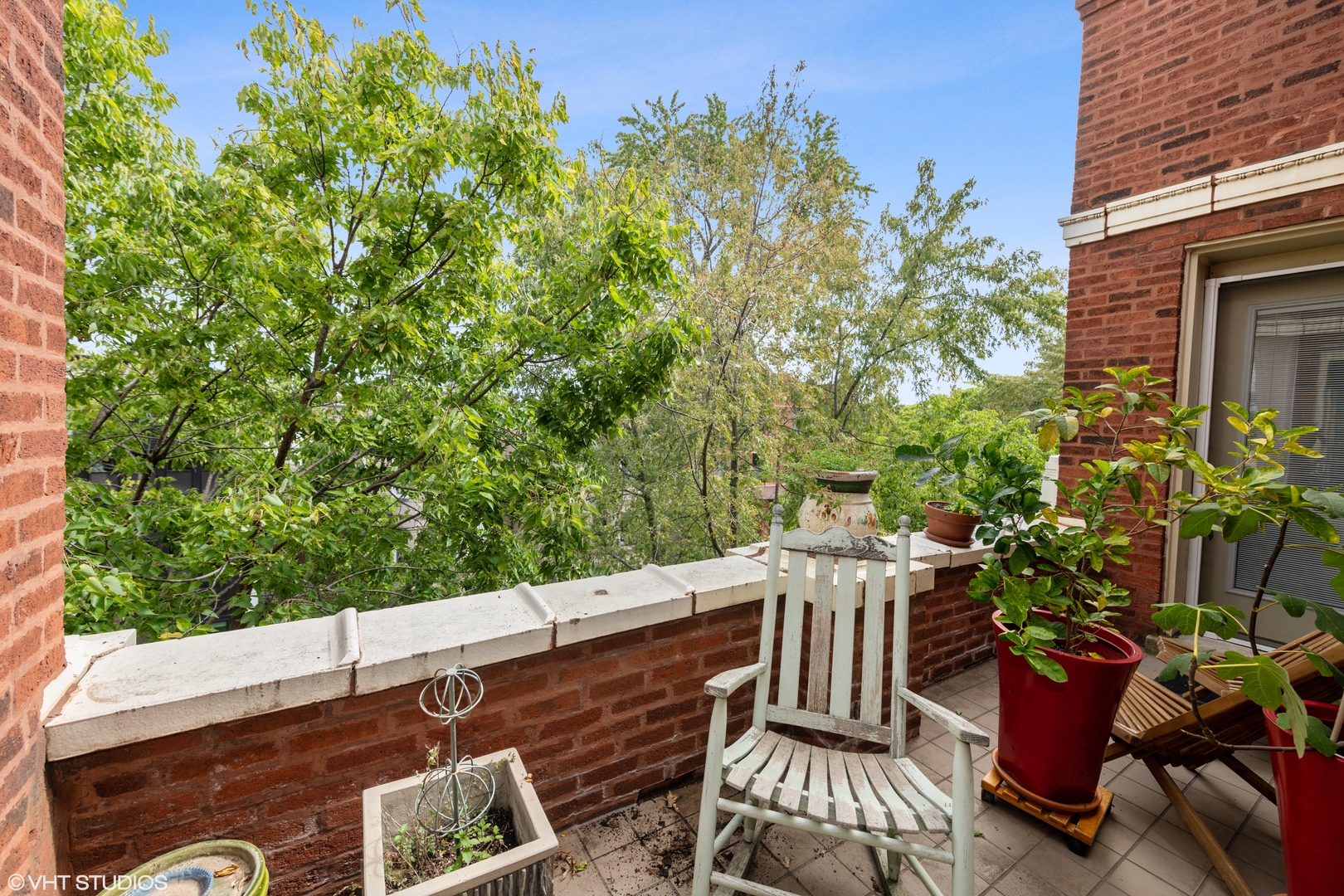 2108 North Spaulding Avenue, Unit 4 Chicago, IL 60647 - Photo 4 of 10 a view of a chairs and table in the patio
