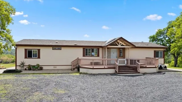 a view of a house with backyard