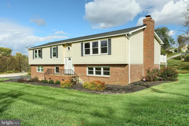 a view of a house with backyard