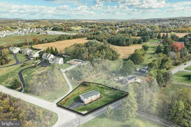 a view of a yard from a balcony