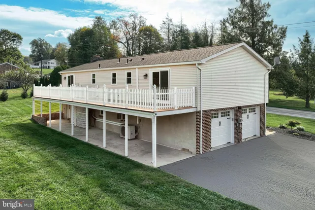 a view of a house with backyard and deck