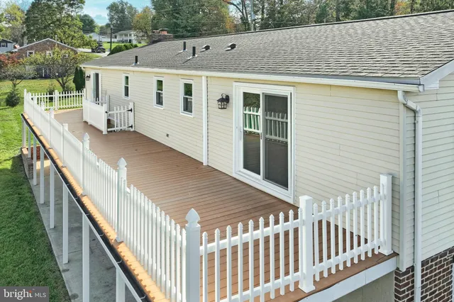 a view of front of house with a yard