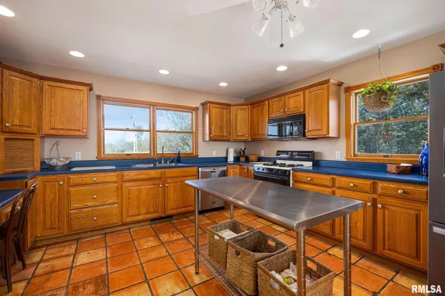 $1,325,000 | 16202 West Cottonwood Road, Elmwood, IL 61529