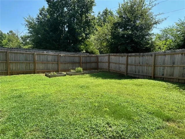 a view of a backyard