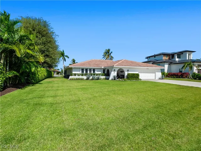 a view of a house with a big yard