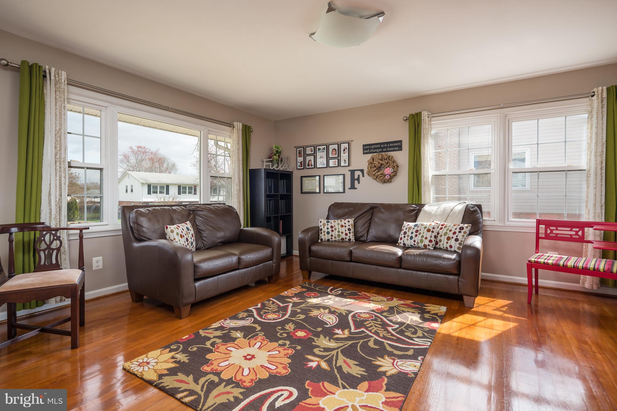 9705 Botsford Road Manassas, VA 20109 - Photo 3 of 22 Beautiful and welcoming family room