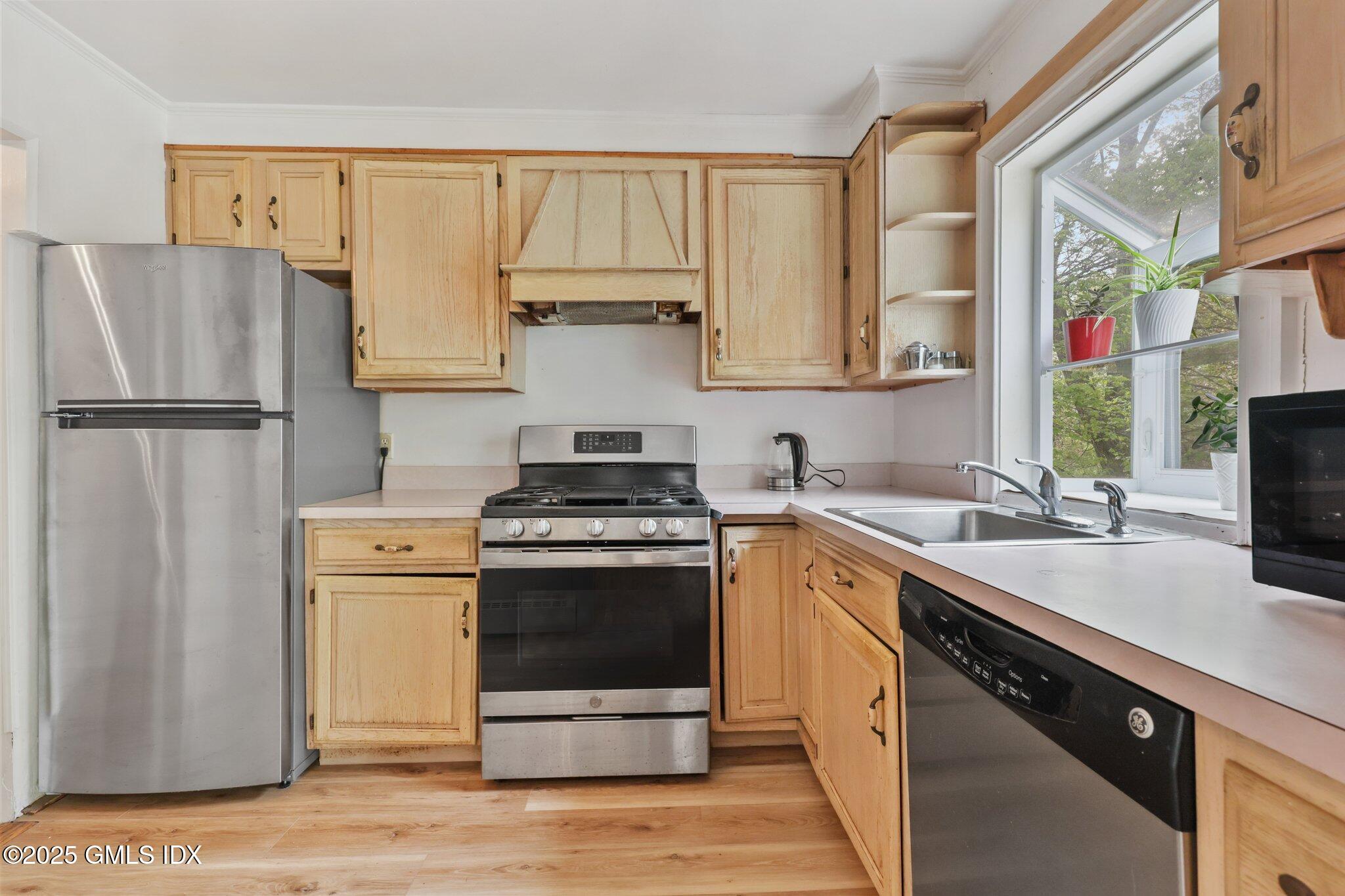 18 Mary Lane Riverside, CT 06878 - Photo 4 of 16 Kitchen Overlooking Backyard