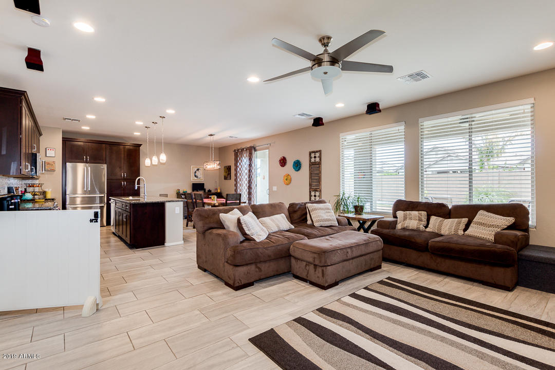 12028 West Rowel Road Peoria, AZ 85383 - Photo 4 of 37 04-Rowel