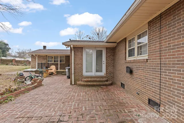 a view of a house with backyard and sitting area