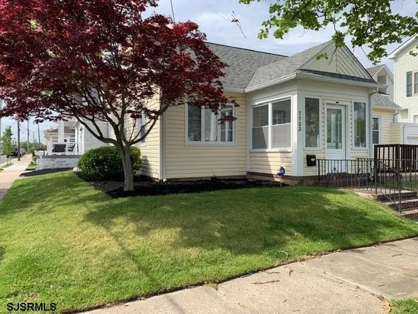 a view of a house with a yard