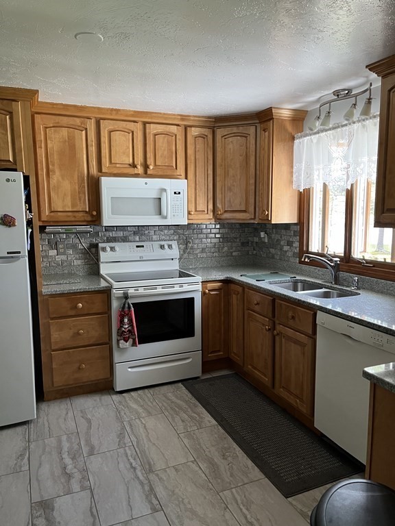 6 Whitney Street Gardner, MA 01440 - Photo 12 of 35