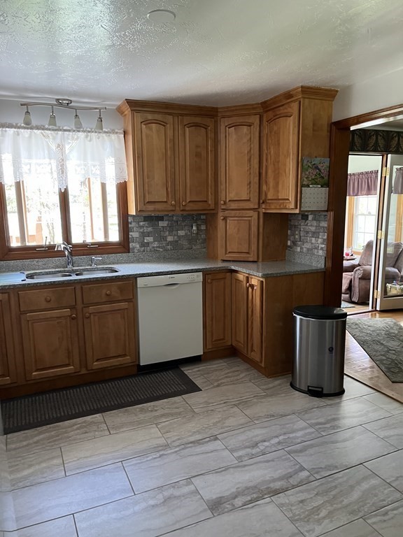 6 Whitney Street Gardner, MA 01440 - Photo 13 of 35