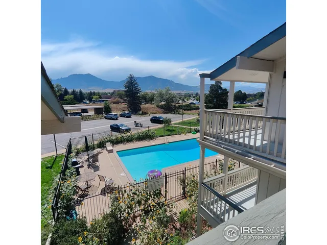 a view of a multi story building