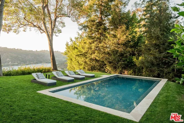 a view of a chair and table in the backyard