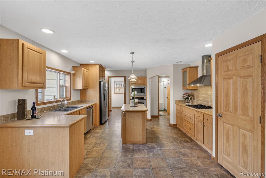 2670 East Maple Road Milford, MI 48381 - Photo 5 of 61 Gallery Image 5