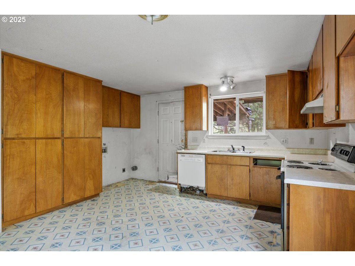 9020 Elk Creek Road Trail, OR 97541 - Photo 14 of 33