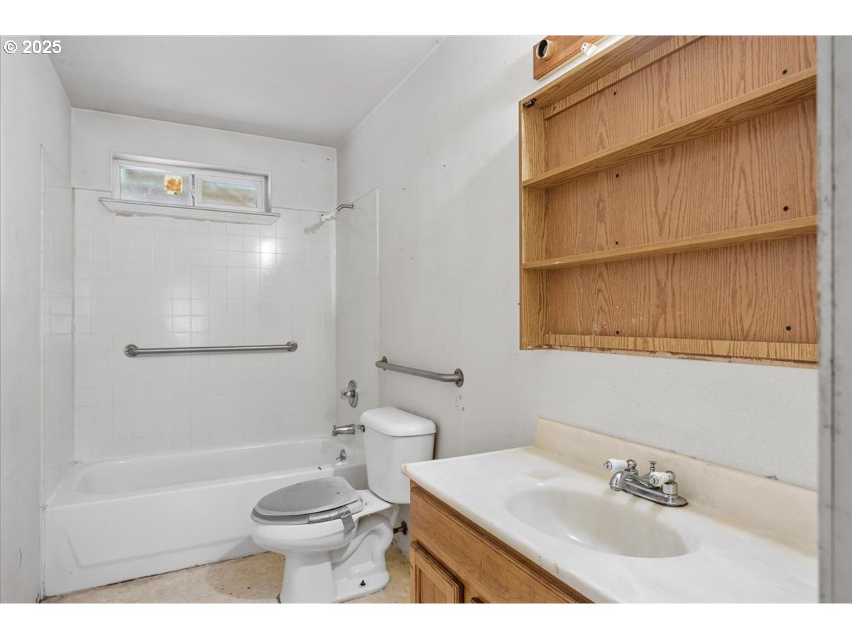 9020 Elk Creek Road Trail, OR 97541 - Photo 15 of 33