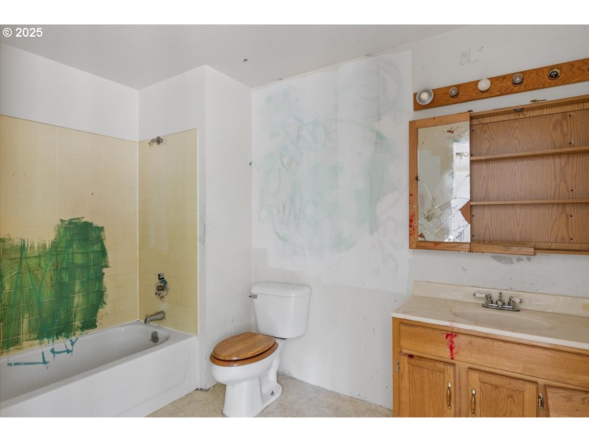 9020 Elk Creek Road Trail, OR 97541 - Photo 17 of 33