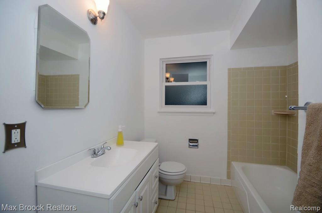 2032 Romeo Street Ferndale, MI 48220 - Photo 9 of 10 romeo bathroom.jpg