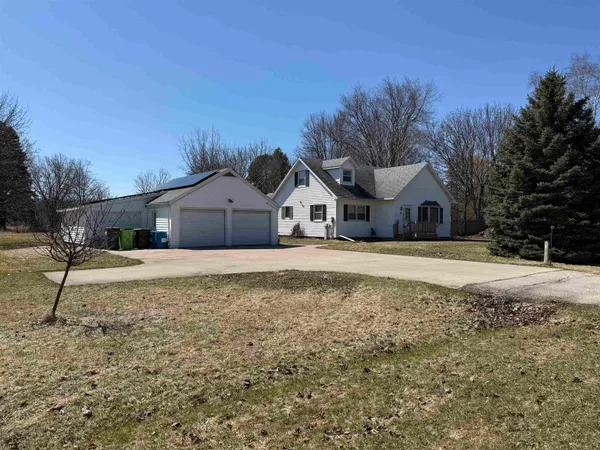 $369,900 | 1929 Indian Point Road, Oshkosh, WI 54901