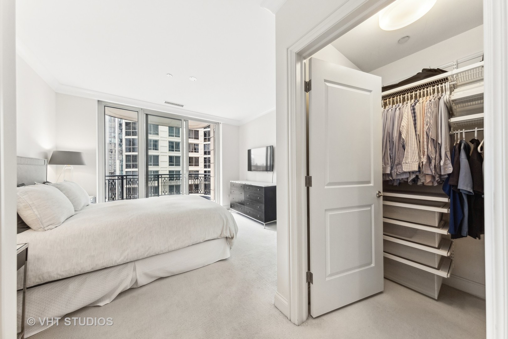 10 East Delaware Place, Unit 19C Chicago, IL 60611 - Photo 15 of 25 a bedroom with a bed and a window