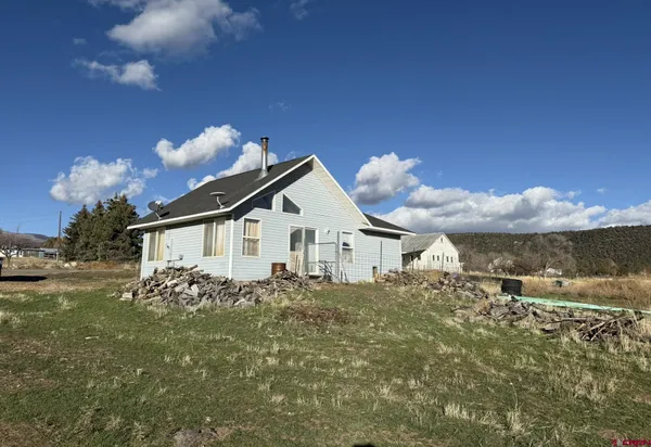 a view of a house with a yard