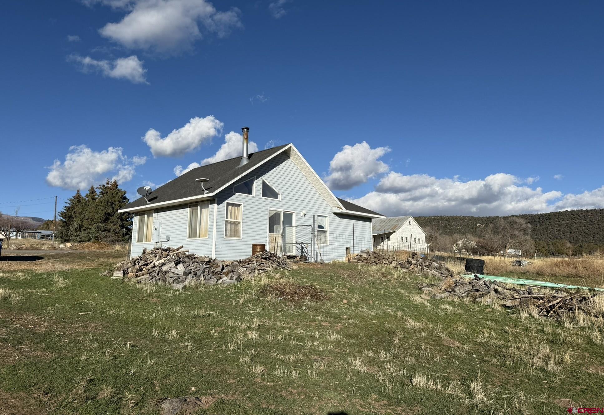 a view of a house with a yard