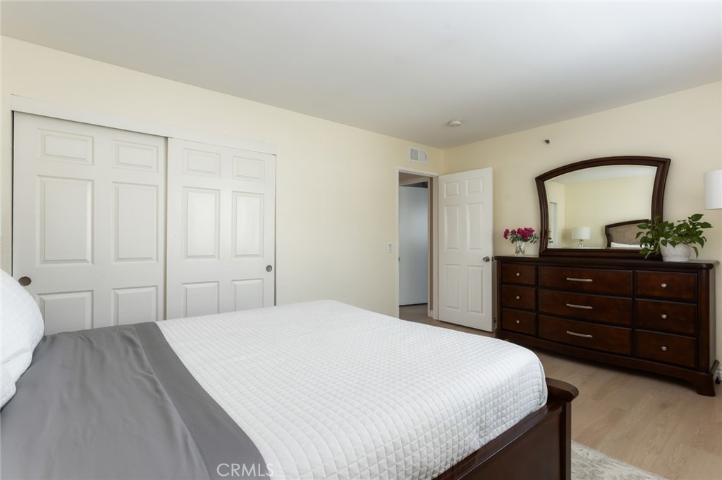 726 Elm Avenue, Unit 404 Long Beach, CA 90813 - Photo 19 of 31 a bedroom with a bed and a dresser