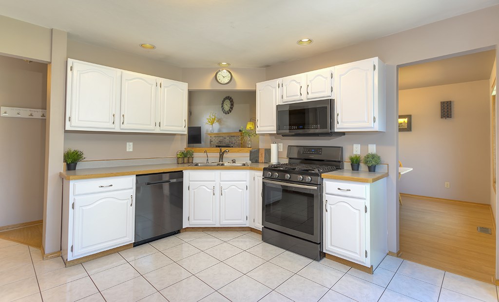 9918 Rivers Bend Drive Roscoe, IL 61073 - Photo 15 of 31 Gallery Image 15