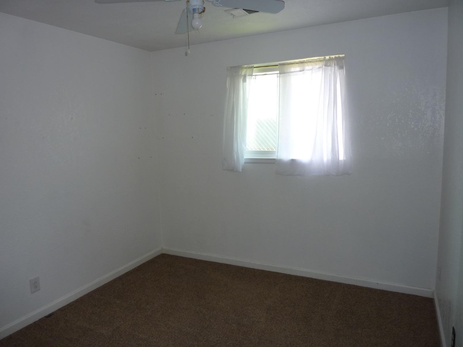 2629 East Richert Avenue Fresno, CA 93726 - Photo 21 of 32 an empty room with a window