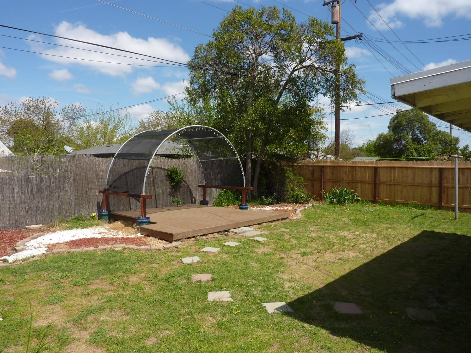 2629 East Richert Avenue Fresno, CA 93726 - Photo 28 of 32 a backyard of a house with table and chairs