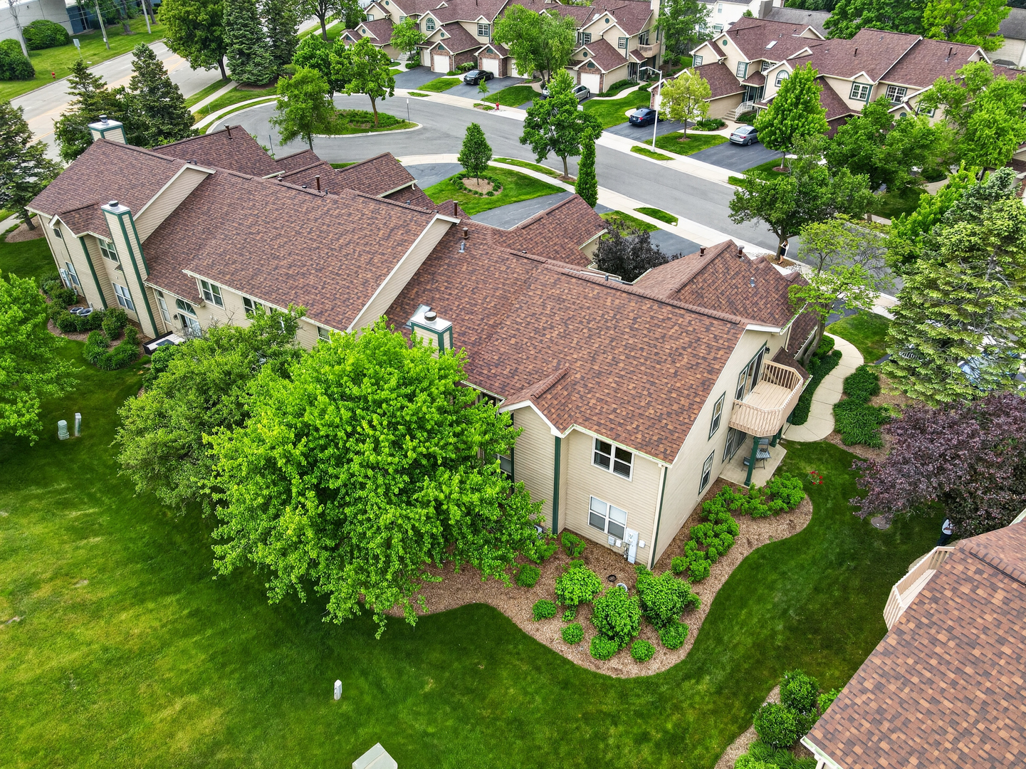 943 Ridgefield Lane, Unit 4 Wheeling, IL 60090 - Photo 32 of 38 an aerial view of a house with a garden