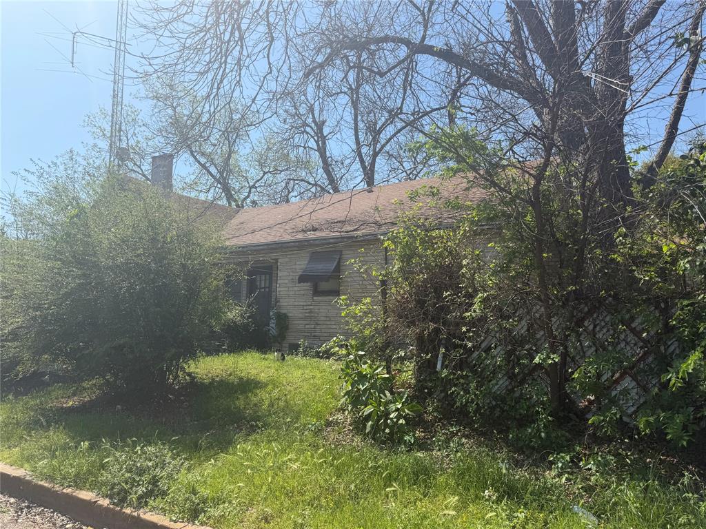 514 Tyler Street Waco, TX 76704 - Photo 5 of 11 a backyard of a house with lots of green space