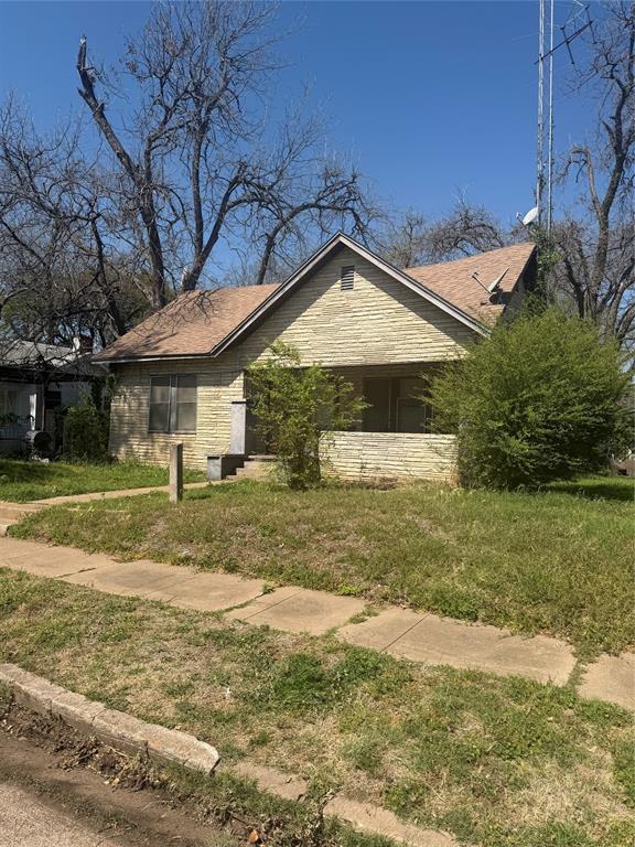 514 Tyler Street Waco, TX 76704 - Photo 9 of 11 a front view of a house with garden