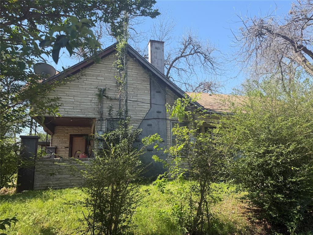 514 Tyler Street Waco, TX 76704 - Photo 10 of 11 a backyard of a house with lots of green space