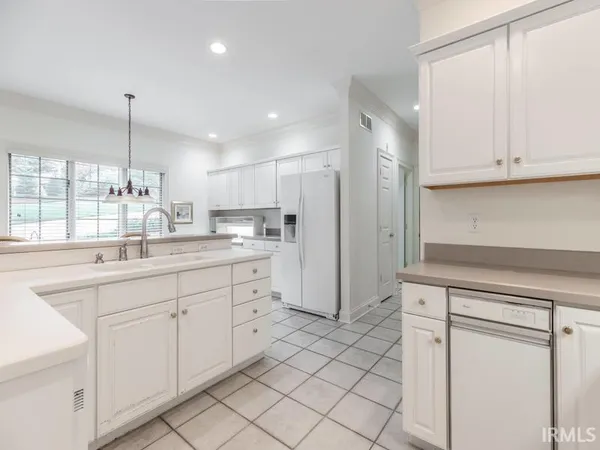 $499,000 | 712 Cobblestone Drive, Evansville, IN 47715