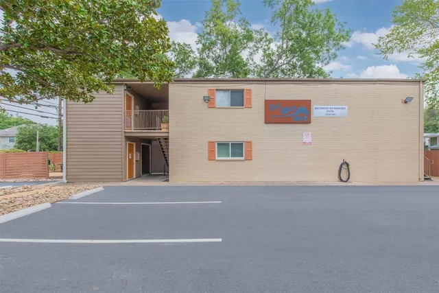 $1,050 | 4415 Avenue B, Unit 202, Austin, TX 78751