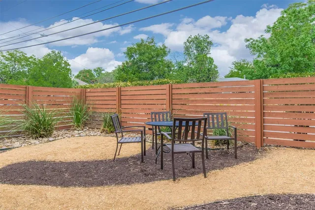 $1,050 | 4415 Avenue B, Unit 202, Austin, TX 78751