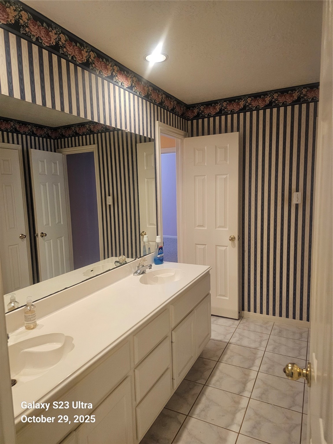 4914 Plantation Colony Drive Sugar Land, TX 77478 - Photo 4 of 16 a en suite bathroom with a sink and a mirror