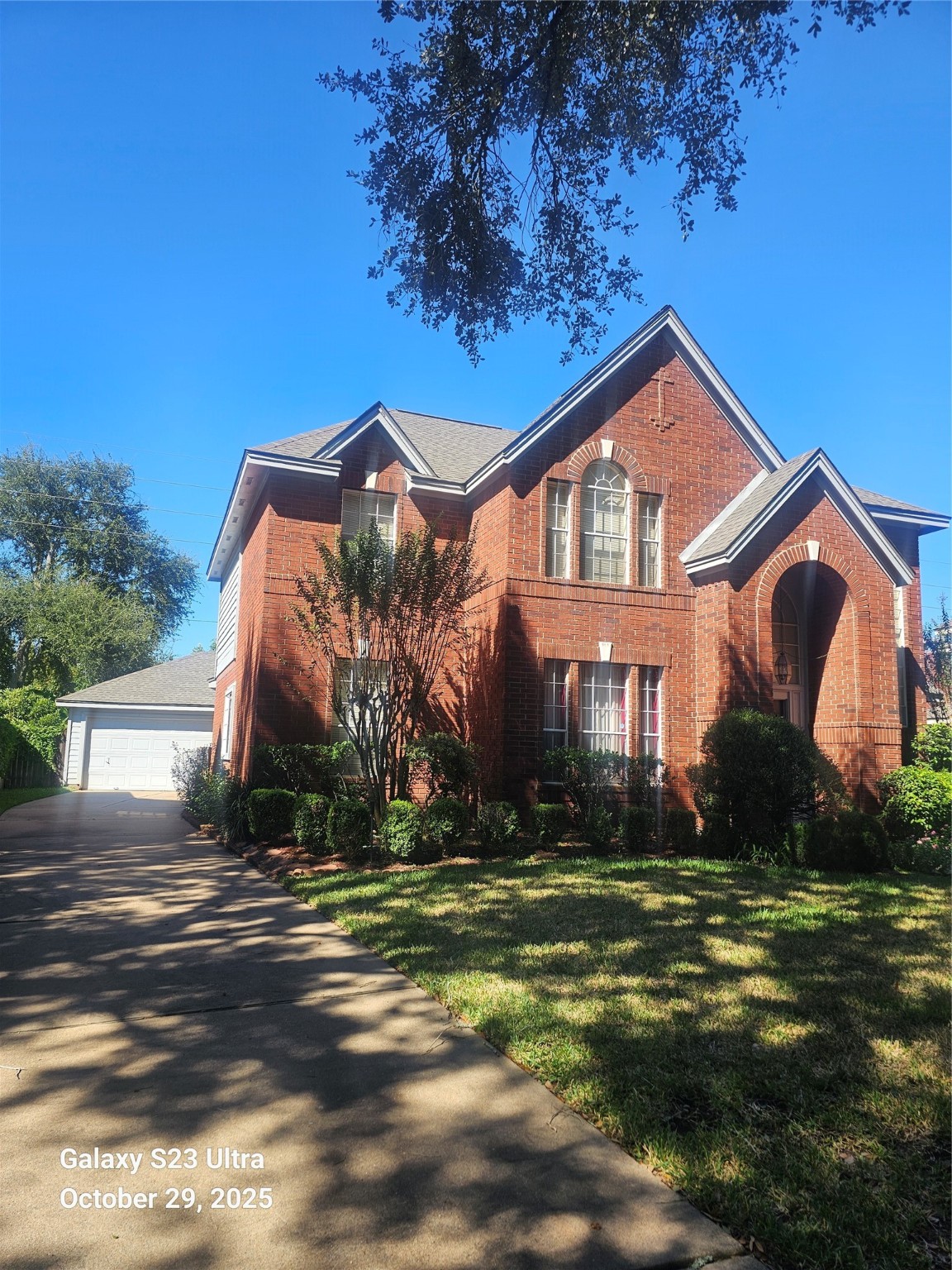 4914 Plantation Colony Drive Sugar Land, TX 77478 - Photo 6 of 16 a front view of house with yard