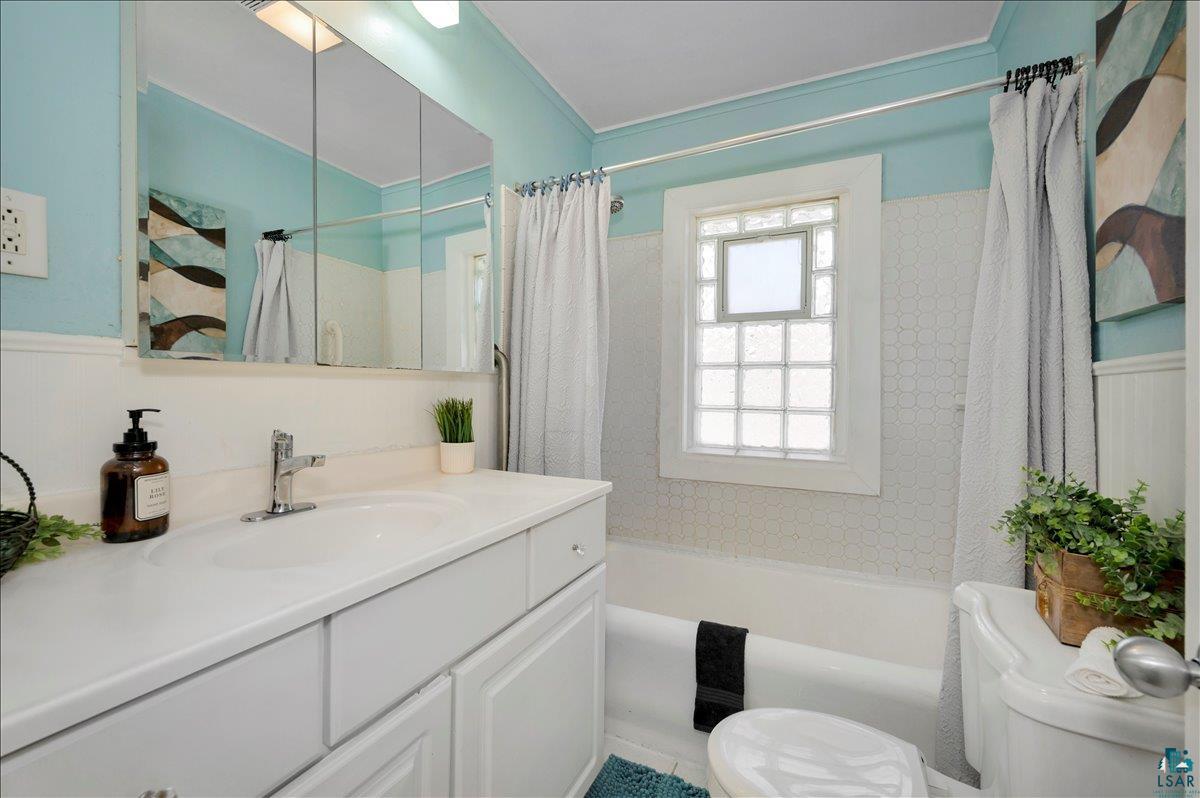 4345 West 8th Street Duluth, MN 55807 - Photo 18 of 31 Full bathroom featuring vanity and shower / bath combo