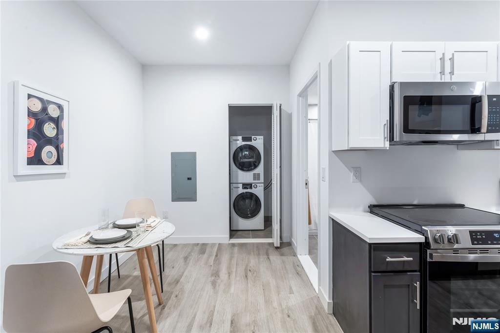 10 Commerce Court, Unit 2E Newark, NJ 07102 - Photo 14 of 17 a kitchen with a table and chairs