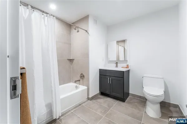 $2,088 | 10 Commerce Court, Unit 2E, Newark, NJ 07102