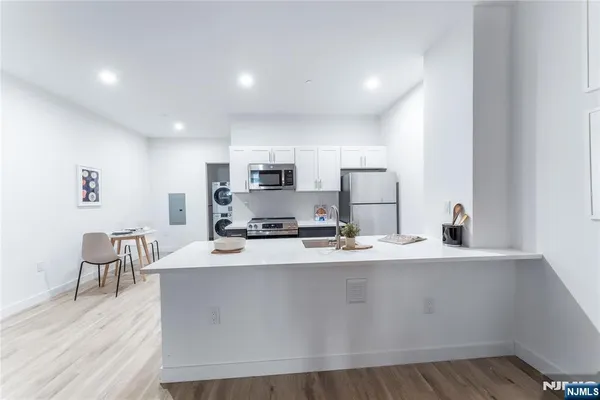 $2,088 | 10 Commerce Court, Unit 2E, Newark, NJ 07102