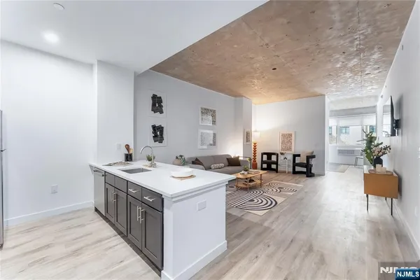 $2,088 | 10 Commerce Court, Unit 2E, Newark, NJ 07102