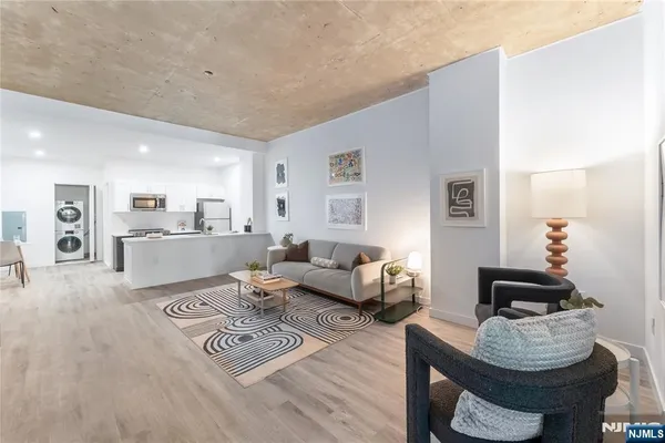 $2,088 | 10 Commerce Court, Unit 2E, Newark, NJ 07102