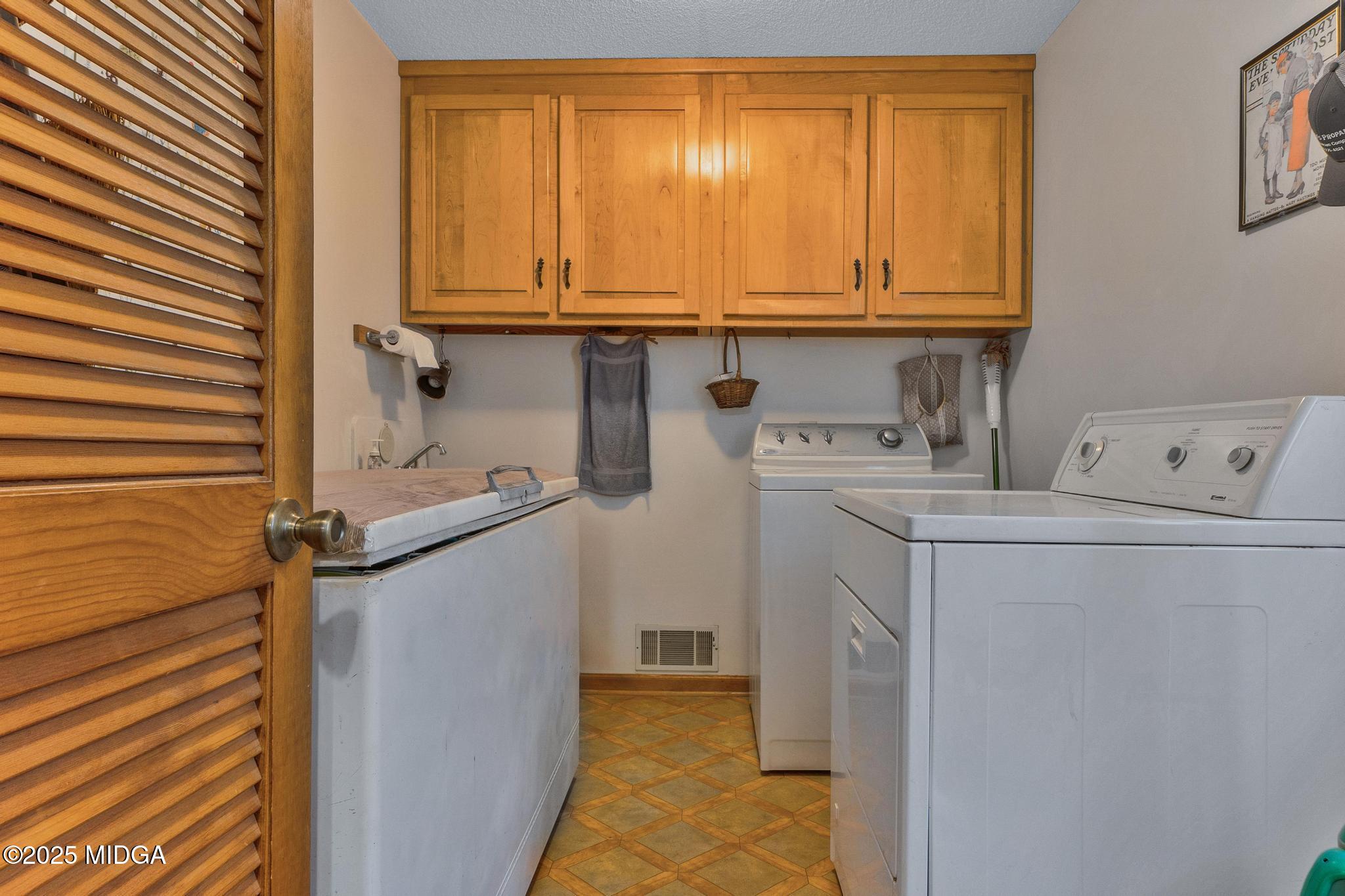 369 Abares Road Forsyth, GA 31029 - Photo 19 of 55 laundry/mudroom