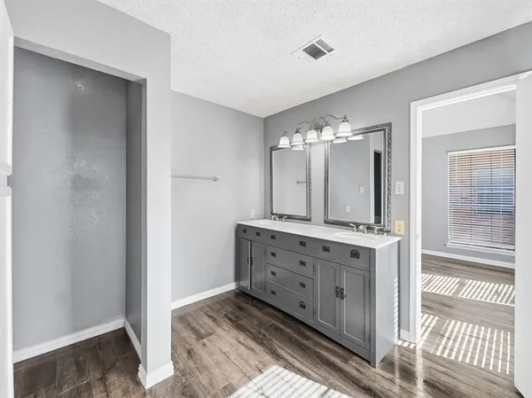 $560,000 | 1222 West Hudgins Street, Grapevine, TX 76051