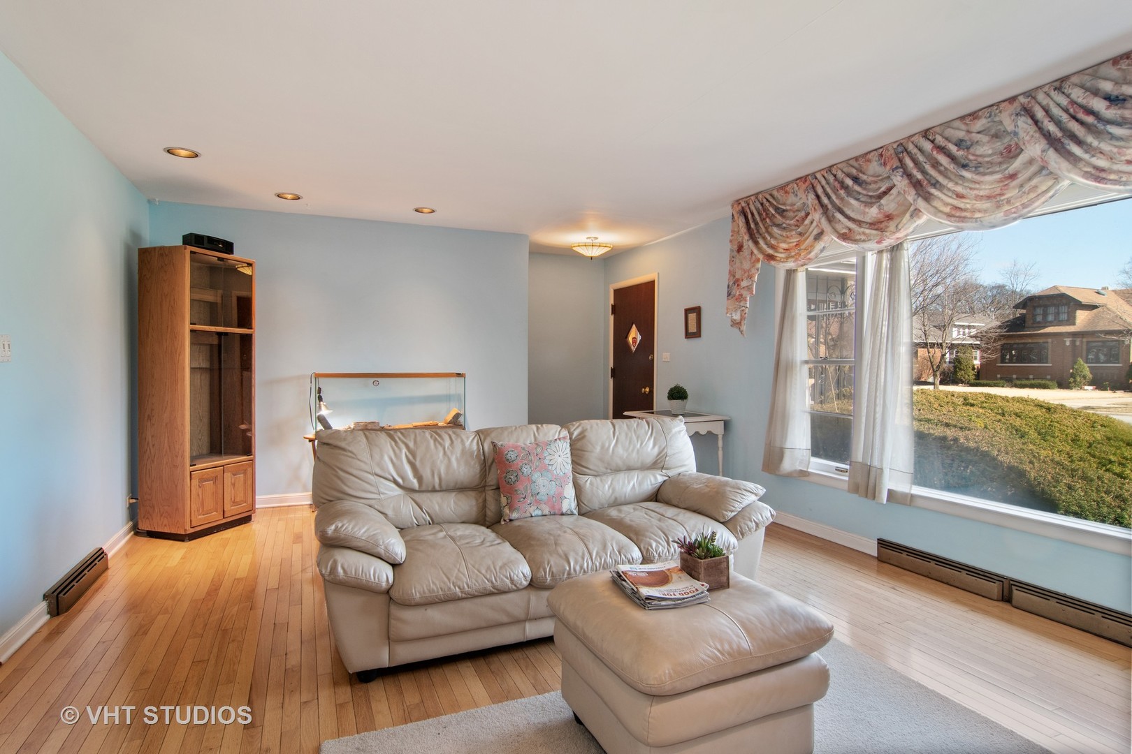 430 Longcommon Road Riverside, IL 60546 - Photo 3 of 20 a living room with furniture and a large window