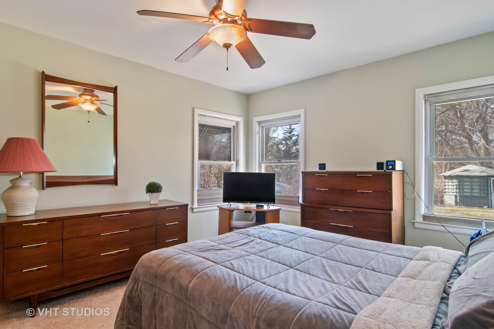 430 Longcommon Road Riverside, IL 60546 - Photo 6 of 20 a bedroom with a bed and a dresser